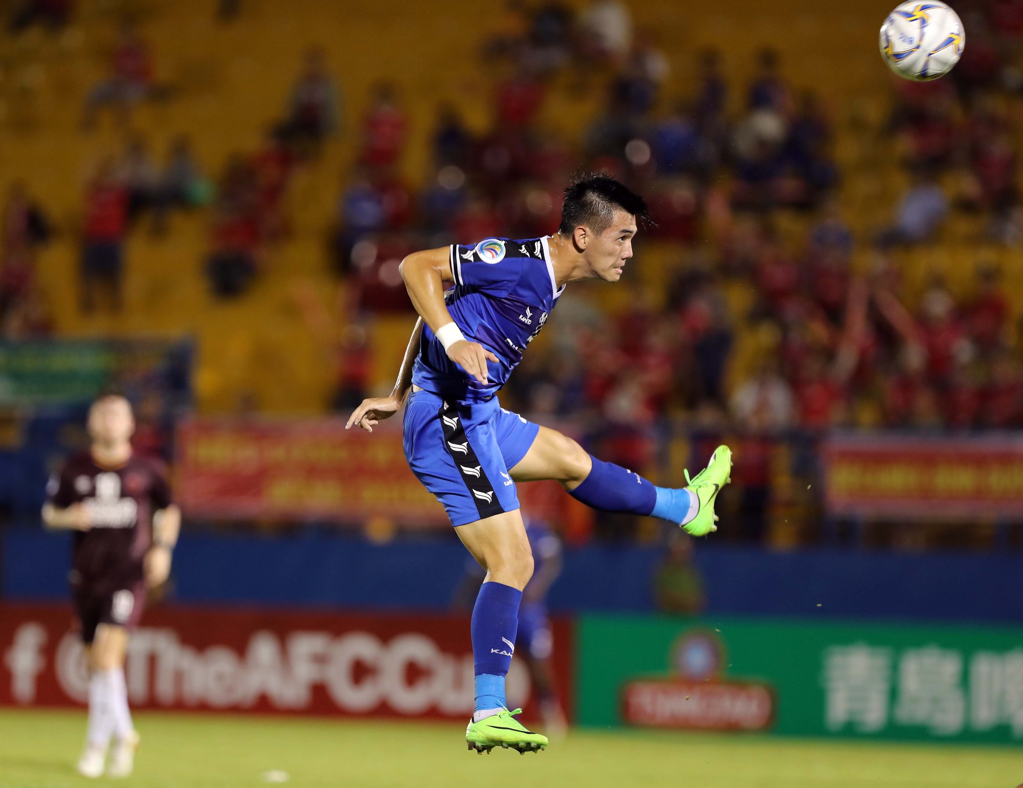 Bị đuổi người, B.B&igrave;nh Dương vẫn thắng b&aacute;n kết lượt đi AFC Cup - khu vực Đ&ocirc;ng Nam &Aacute; - Ảnh 1.