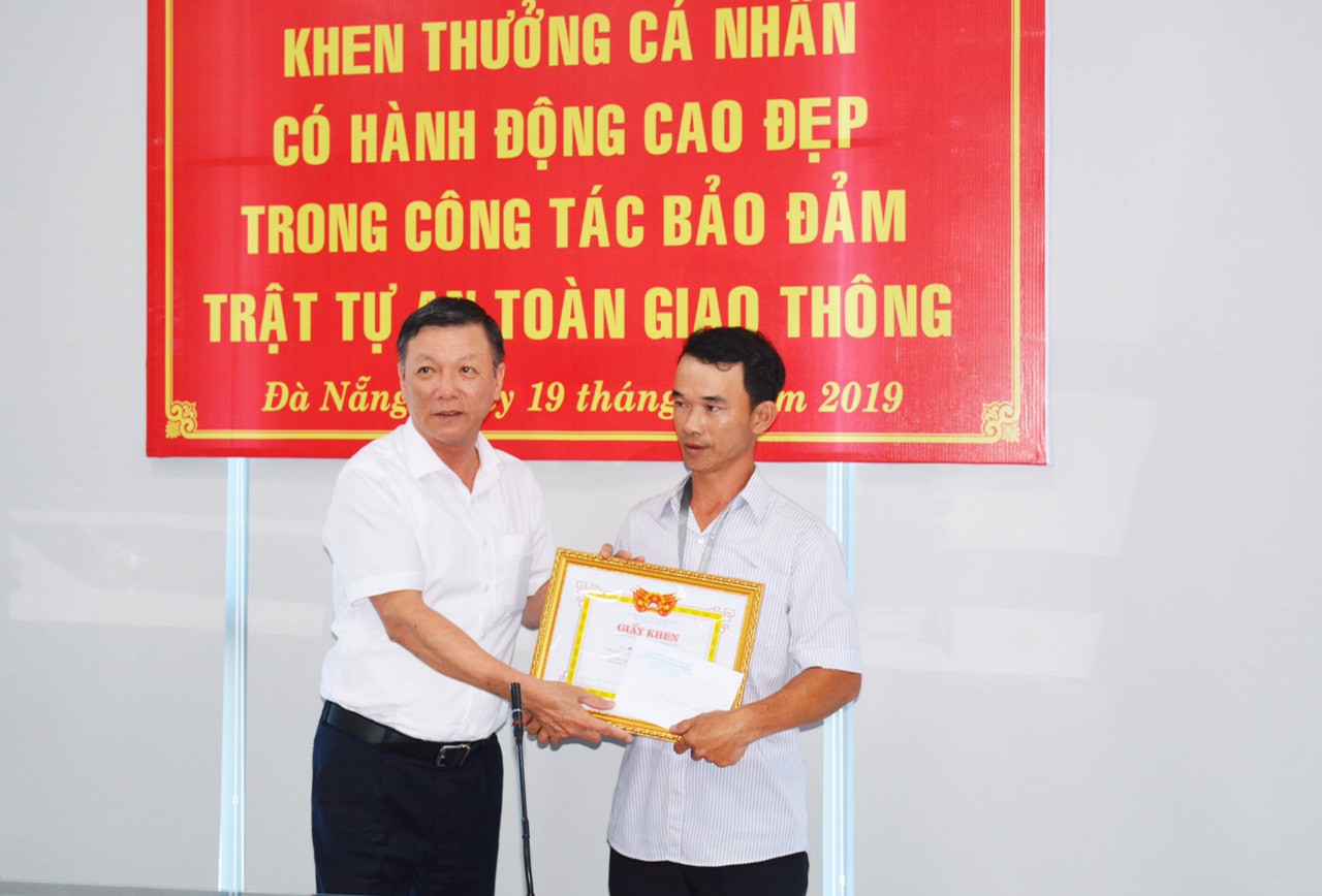 Anh thợ đá đục mảng bê tông trên Quốc lộ 1 được tặng giấy khen
