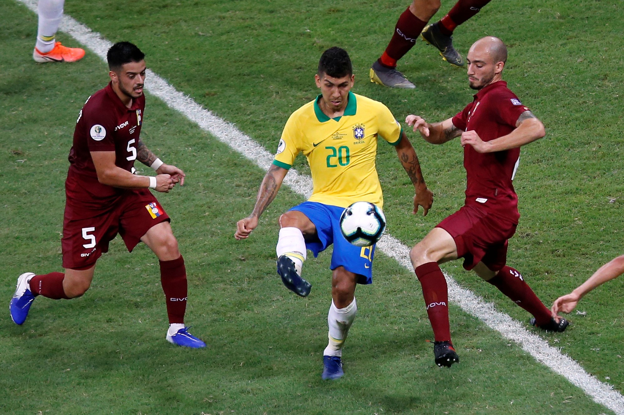 VAR hai phen can thiệp sốc, Brazil bất lực 100 phút trước Venezuela