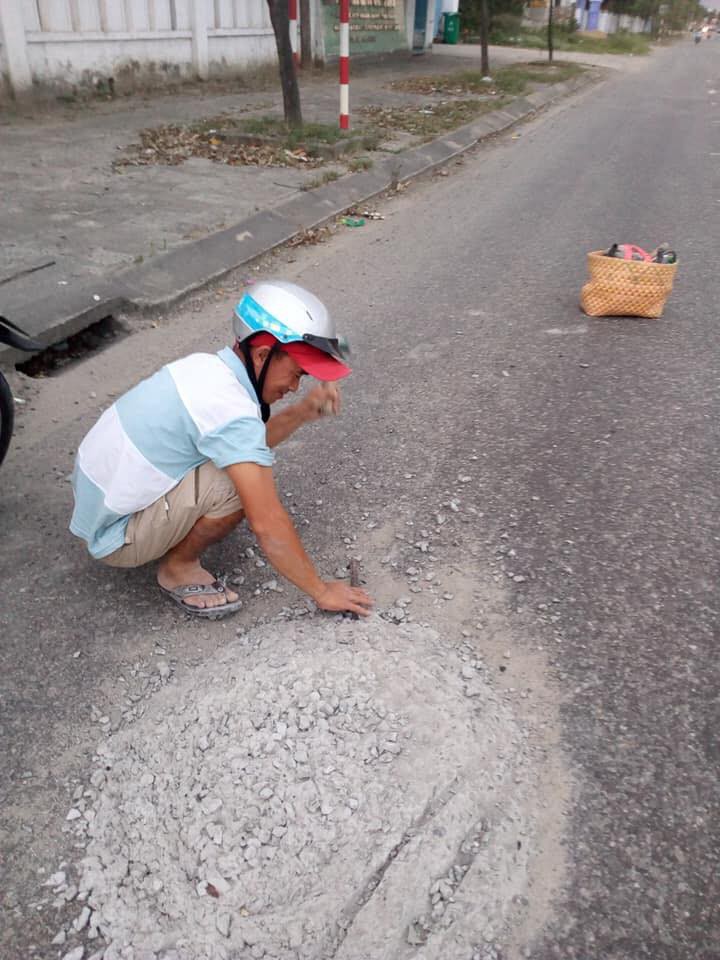 Anh thợ đ&aacute; đục mảng b&ecirc; t&ocirc;ng tr&ecirc;n Quốc lộ 1 được tặng giấy khen - Ảnh 3.