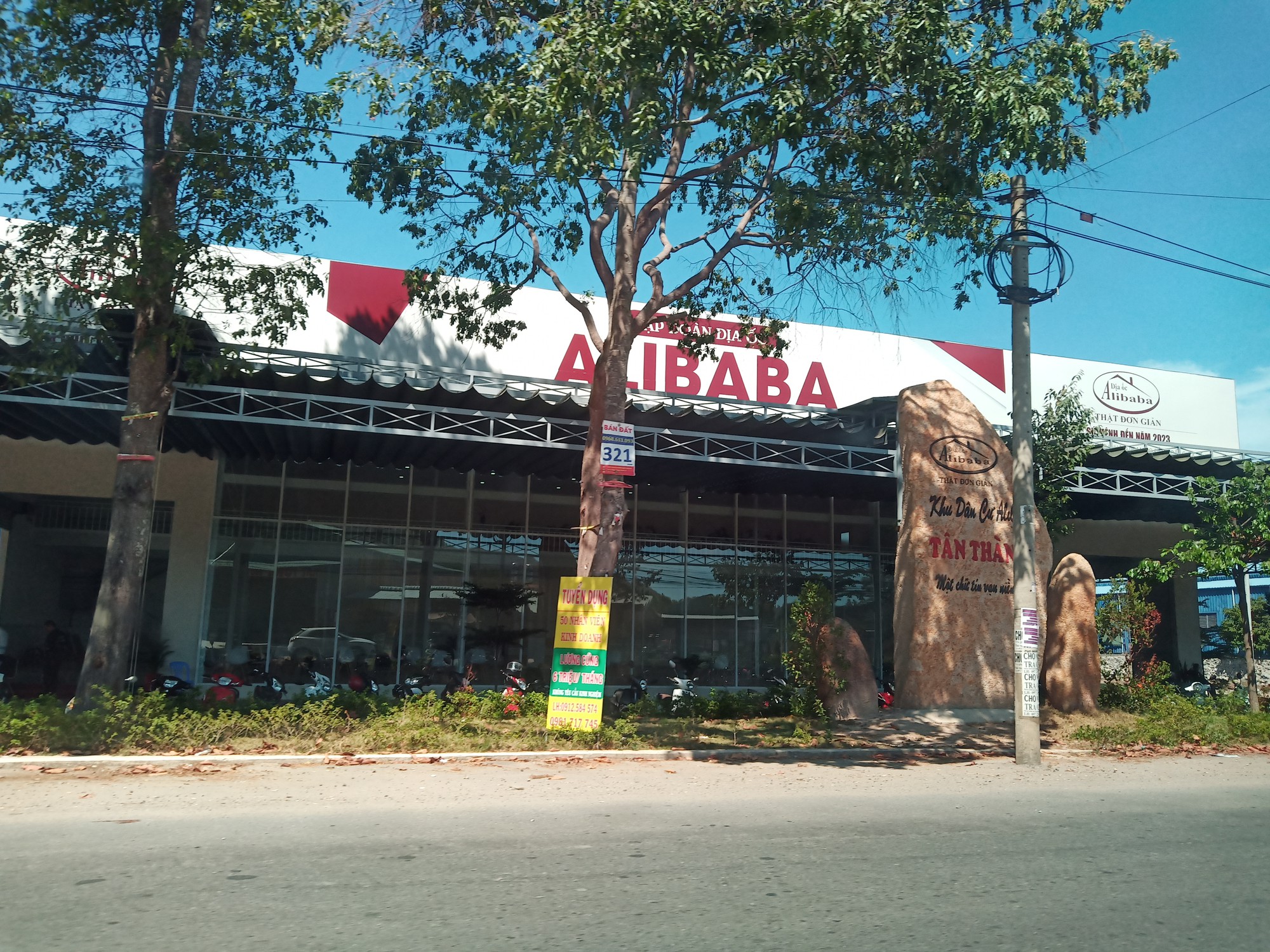 Cưỡng chế thêm công trình phía trước có bảng đá ghi "Khu dân cư Alibaba Tân Thành"