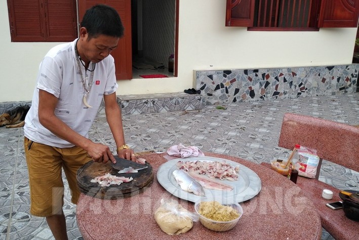 Chết th&egrave;m với tuyệt chi&ecirc;u l&agrave;m gỏi c&aacute; m&egrave; Cẩm Ho&agrave;ng - Ảnh 2.
