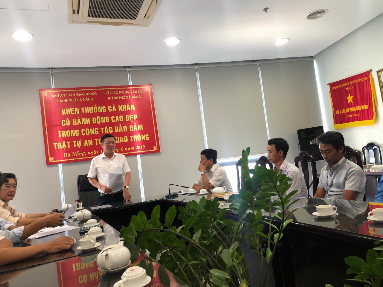 Anh thợ đ&aacute; đục mảng b&ecirc; t&ocirc;ng tr&ecirc;n Quốc lộ 1 được tặng giấy khen - Ảnh 1.