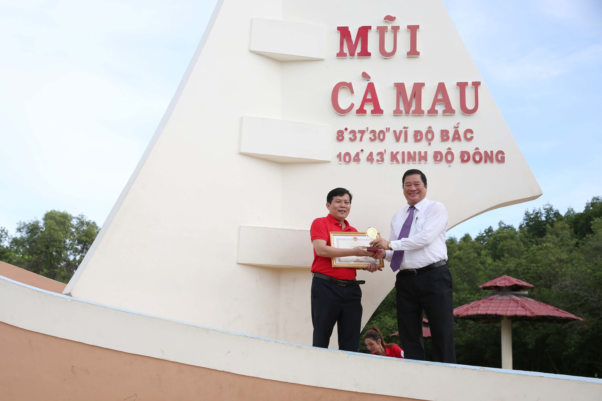 Sau Bạc Li&ecirc;u, cờ Tổ quốc tiếp tục đến tay ngư d&acirc;n v&ugrave;ng cực Nam Tổ quốc - Ảnh 13.