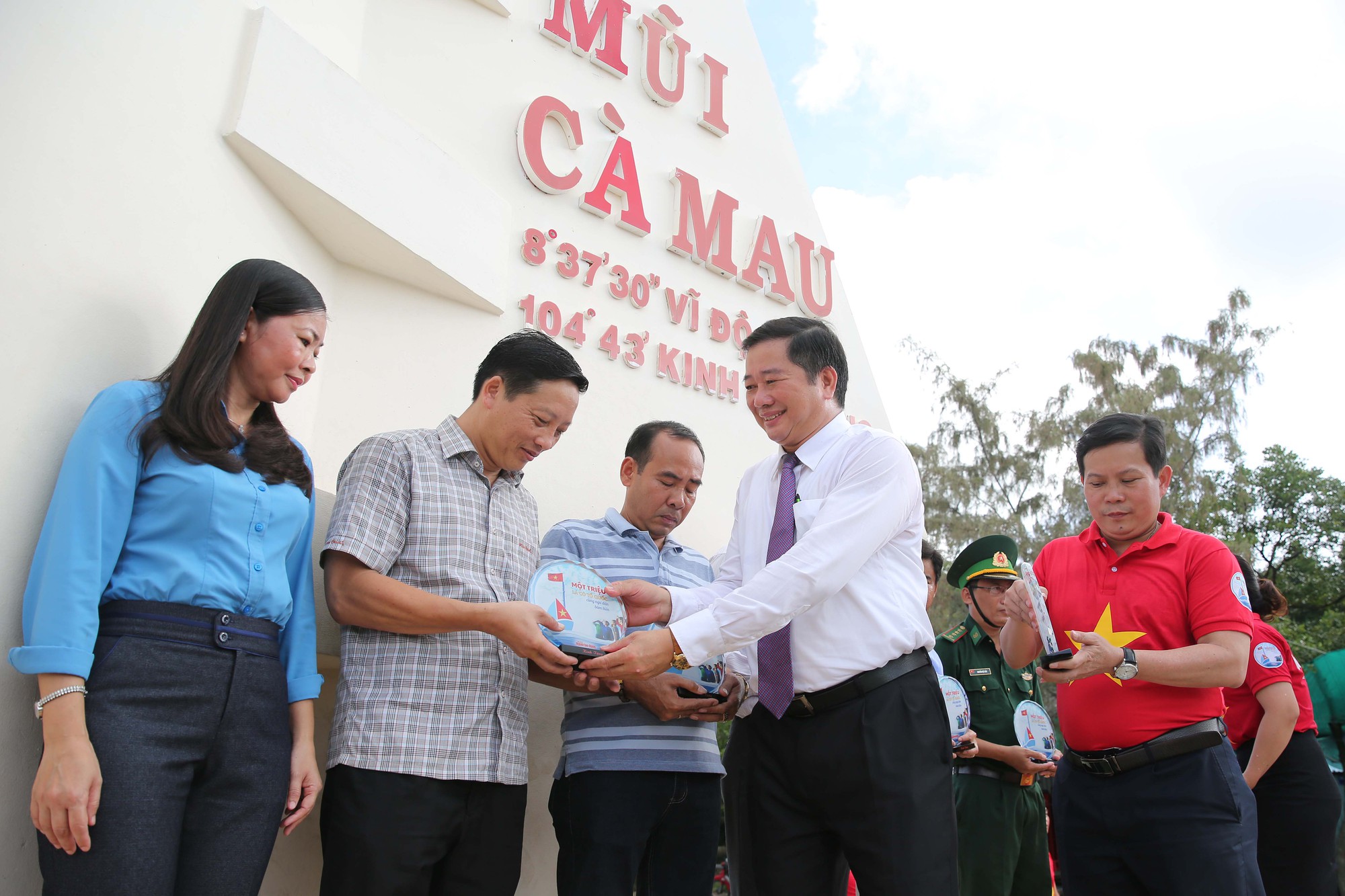 Sau Bạc Li&ecirc;u, cờ Tổ quốc tiếp tục đến tay ngư d&acirc;n v&ugrave;ng cực Nam Tổ quốc - Ảnh 15.