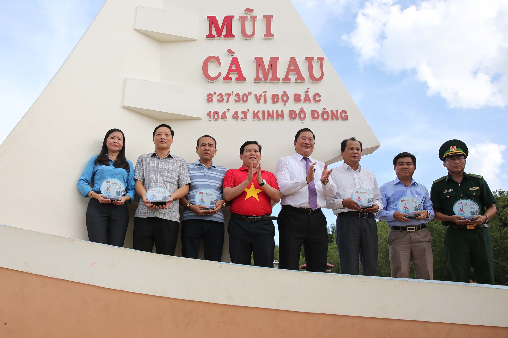 Sau Bạc Li&ecirc;u, cờ Tổ quốc tiếp tục đến tay ngư d&acirc;n v&ugrave;ng cực Nam Tổ quốc - Ảnh 17.