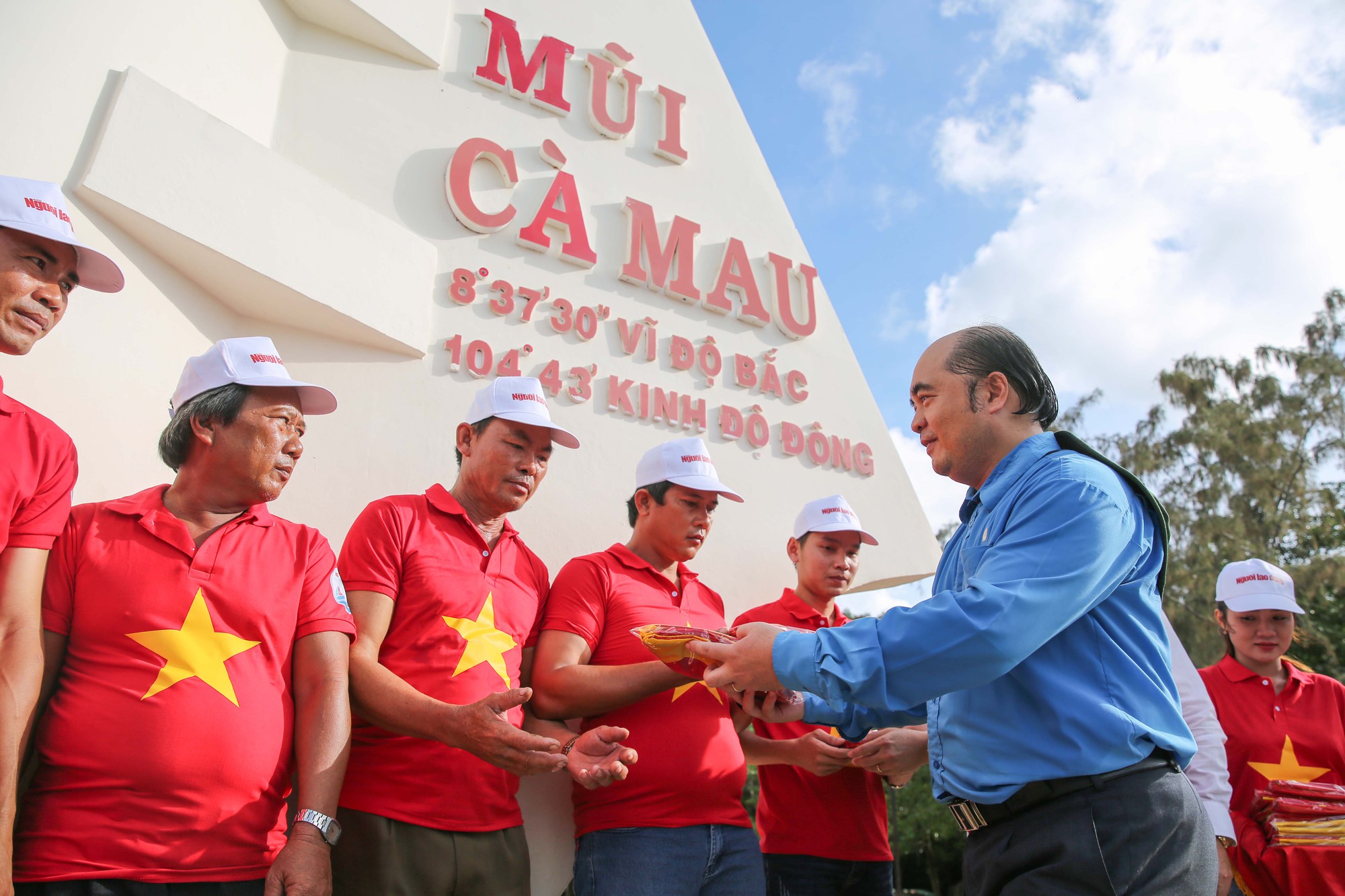 Sau Bạc Li&ecirc;u, cờ Tổ quốc tiếp tục đến tay ngư d&acirc;n v&ugrave;ng cực Nam Tổ quốc - Ảnh 6.