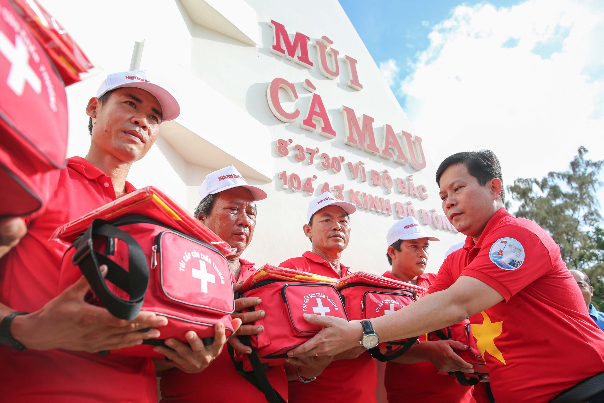 Sau Bạc Li&ecirc;u, cờ Tổ quốc tiếp tục đến tay ngư d&acirc;n v&ugrave;ng cực Nam Tổ quốc - Ảnh 10.