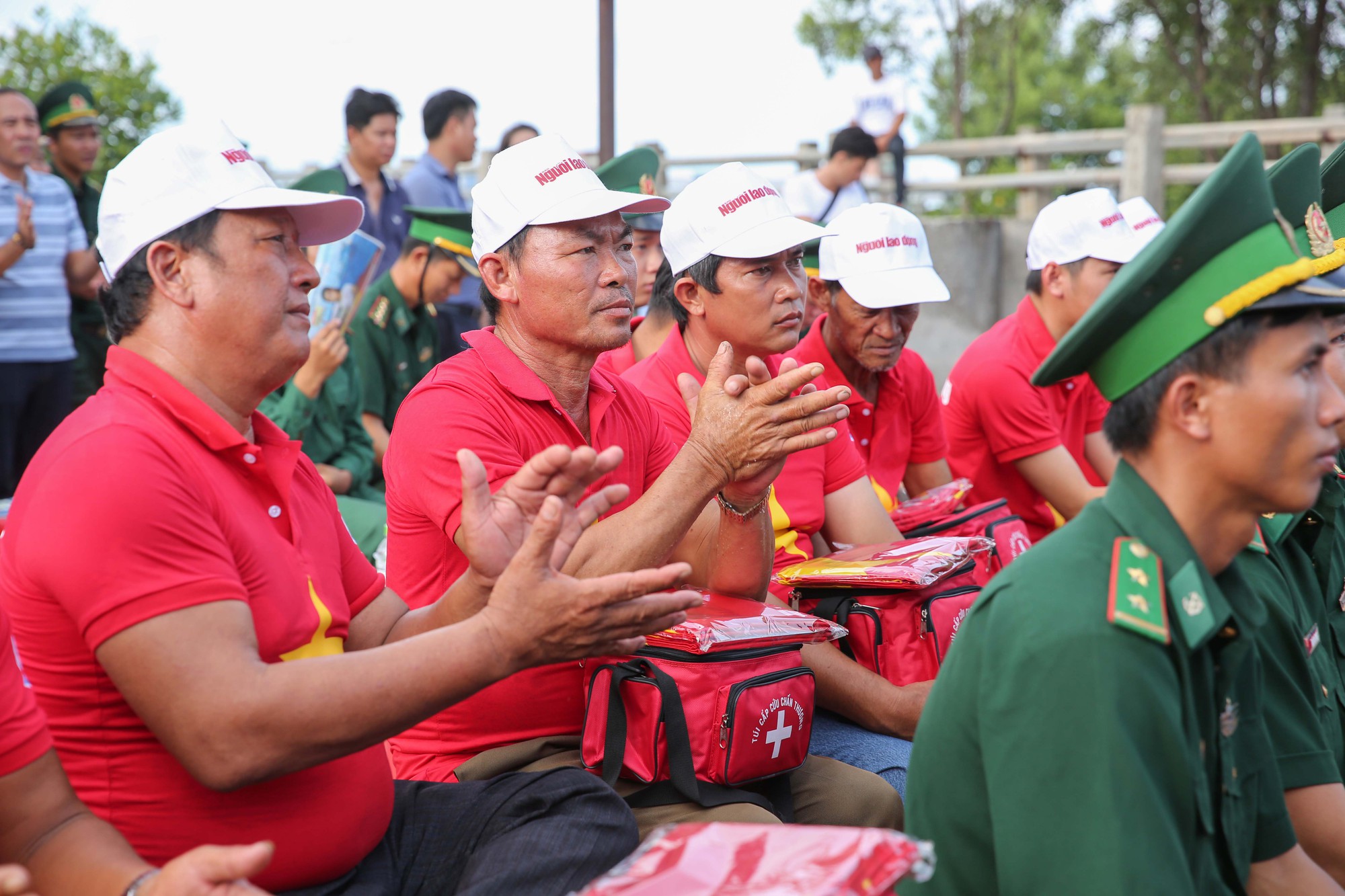 Sau Bạc Li&ecirc;u, cờ Tổ quốc tiếp tục đến tay ngư d&acirc;n v&ugrave;ng cực Nam Tổ quốc - Ảnh 20.