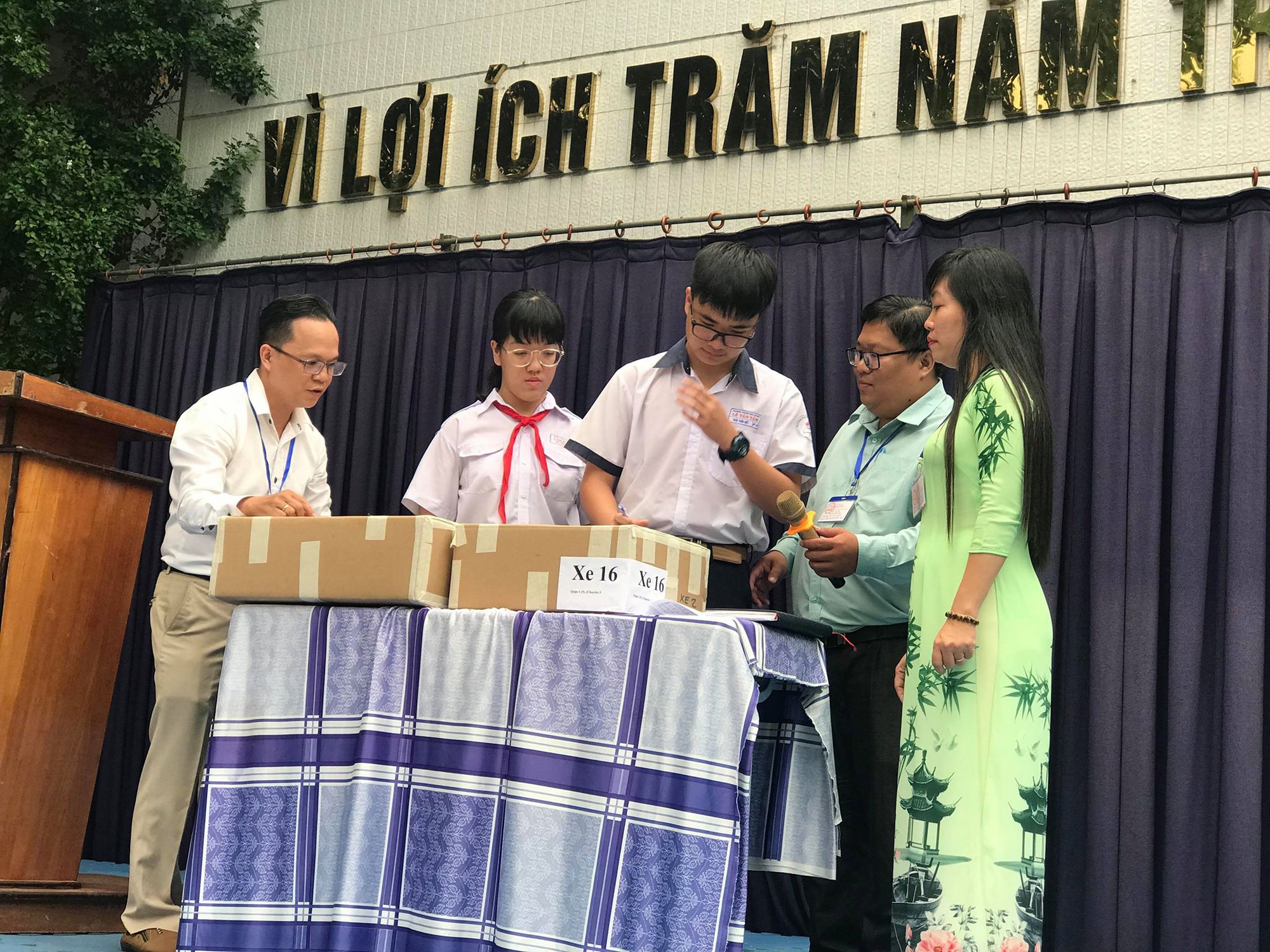 Hơn 80.000 th&iacute; sinh bước v&agrave;o cuộc đua lớp 10 - Ảnh 6.