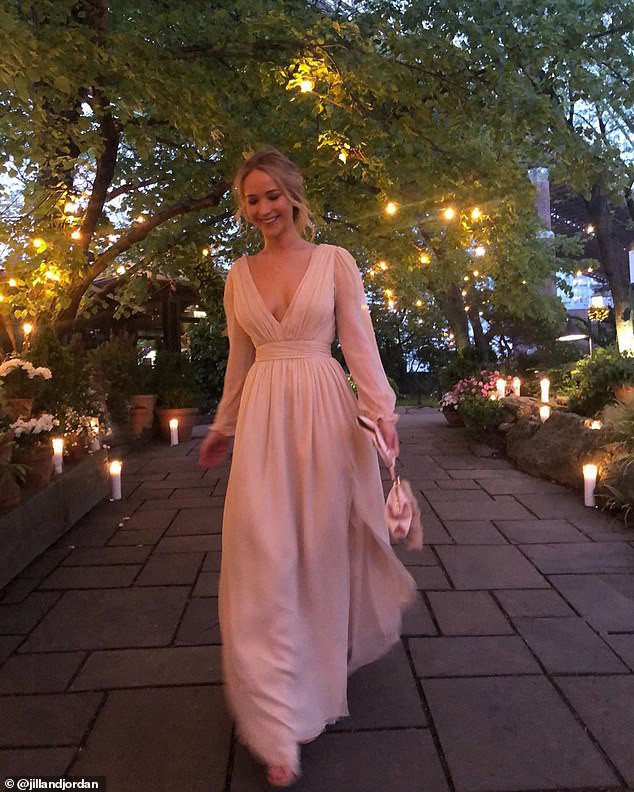 Jennifer Lawrence đẹp ngọt ng&agrave;o khoe nhẫn đ&iacute;nh h&ocirc;n - Ảnh 7.
