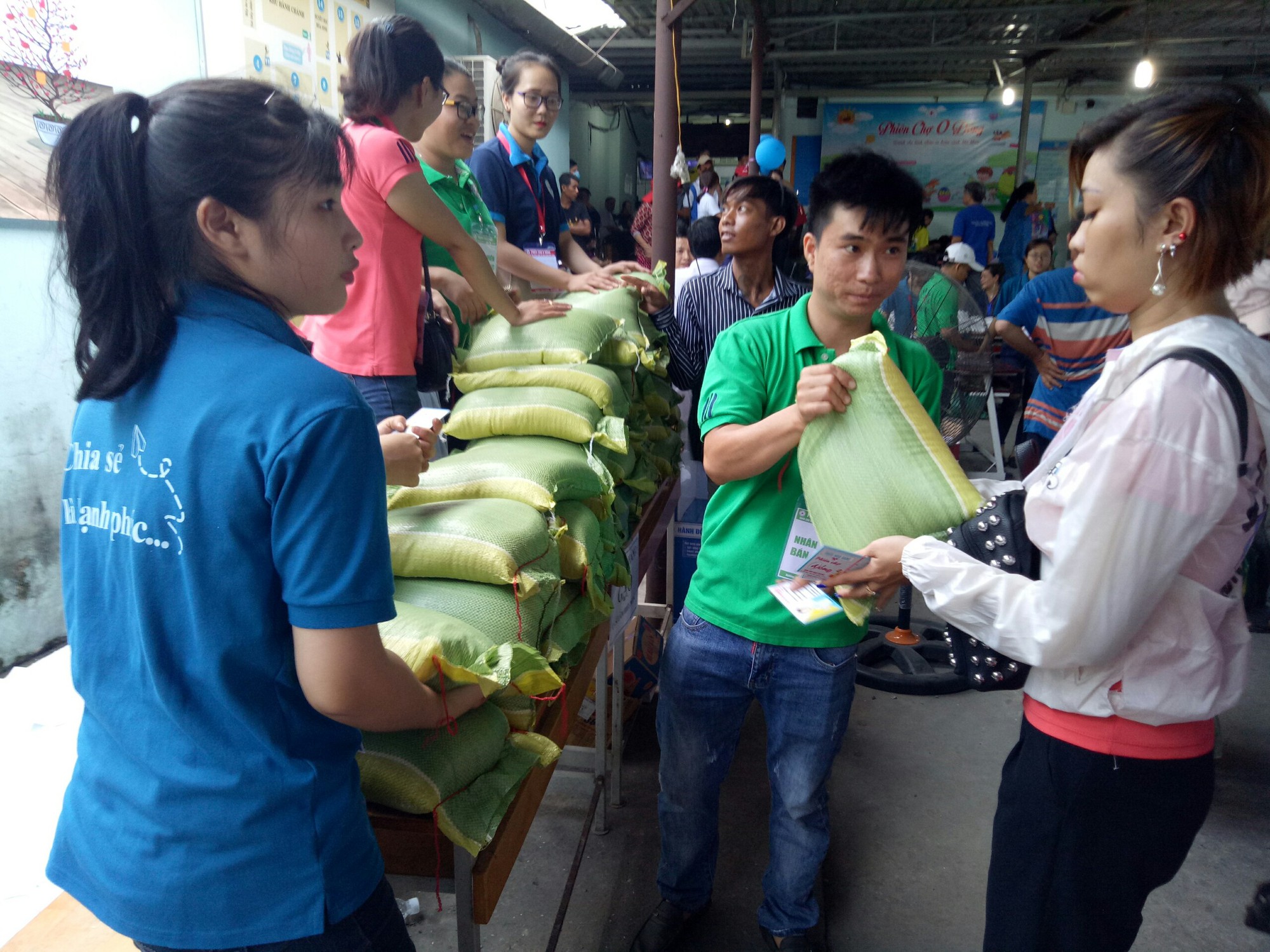 Ấm áp tình người ở "Phiên chợ 0 đồng"