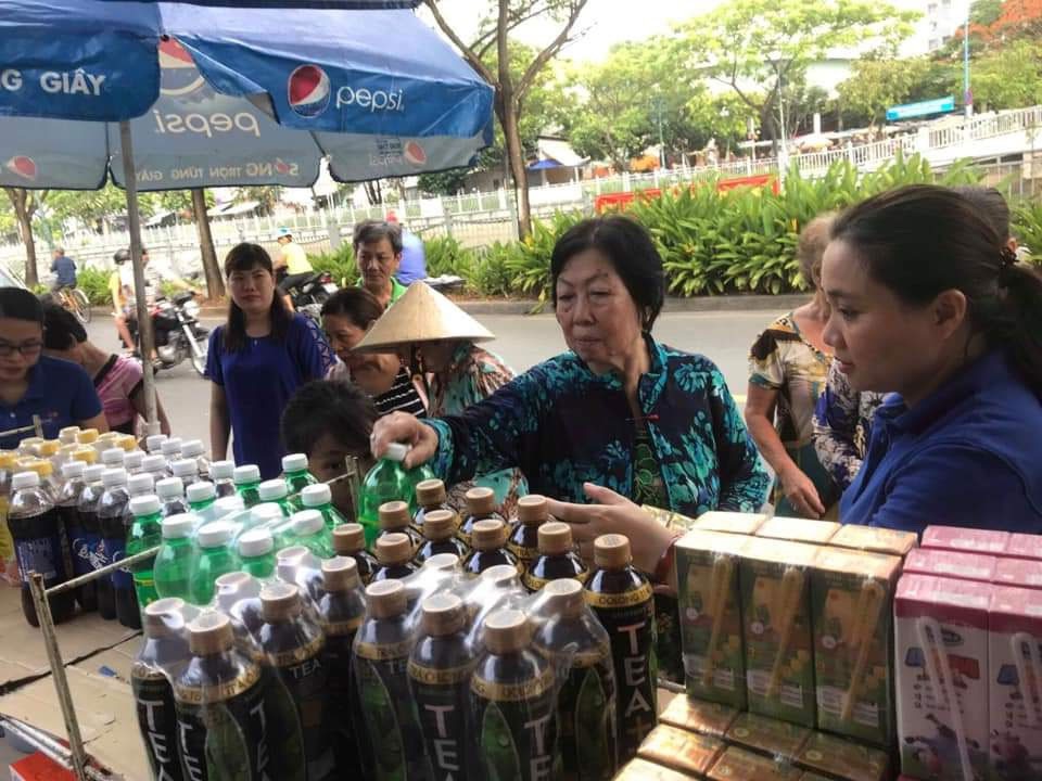 Đưa hàng bình ổn giá đến công nhân - Ảnh 1.