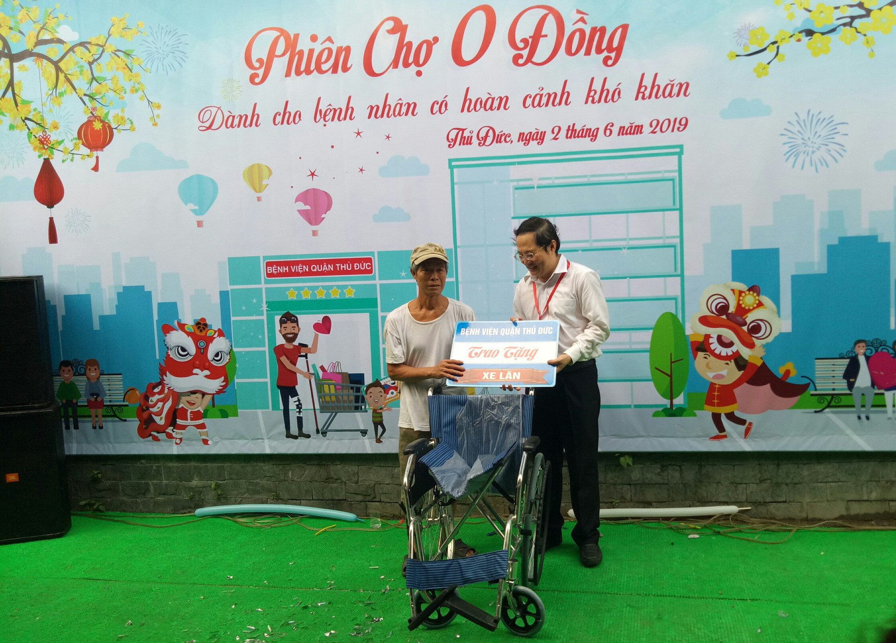 Ấm áp tình người ở Phiên chợ 0 đồng - Ảnh 1.