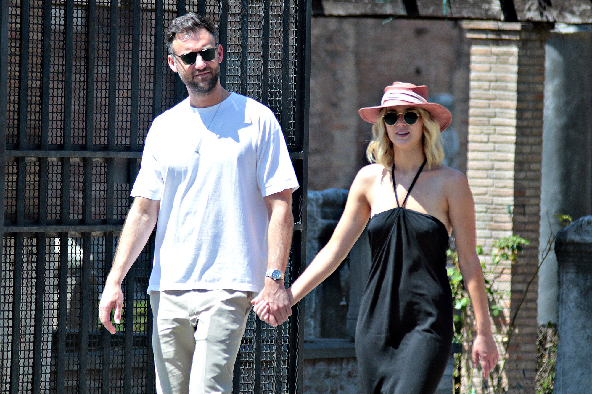 Jennifer Lawrence đẹp ngọt ng&agrave;o khoe nhẫn đ&iacute;nh h&ocirc;n - Ảnh 10.
