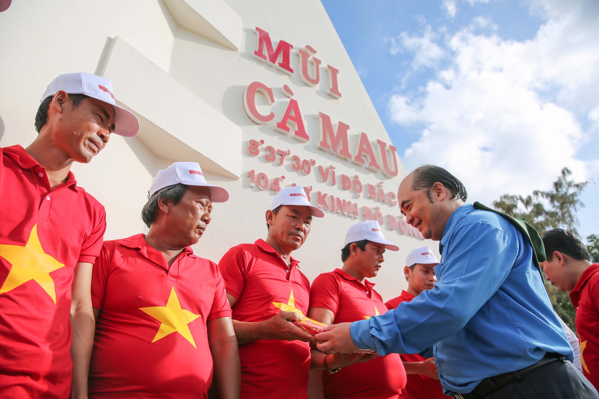 Ngư dân Cà Mau xúc động đón cờ Tổ quốc