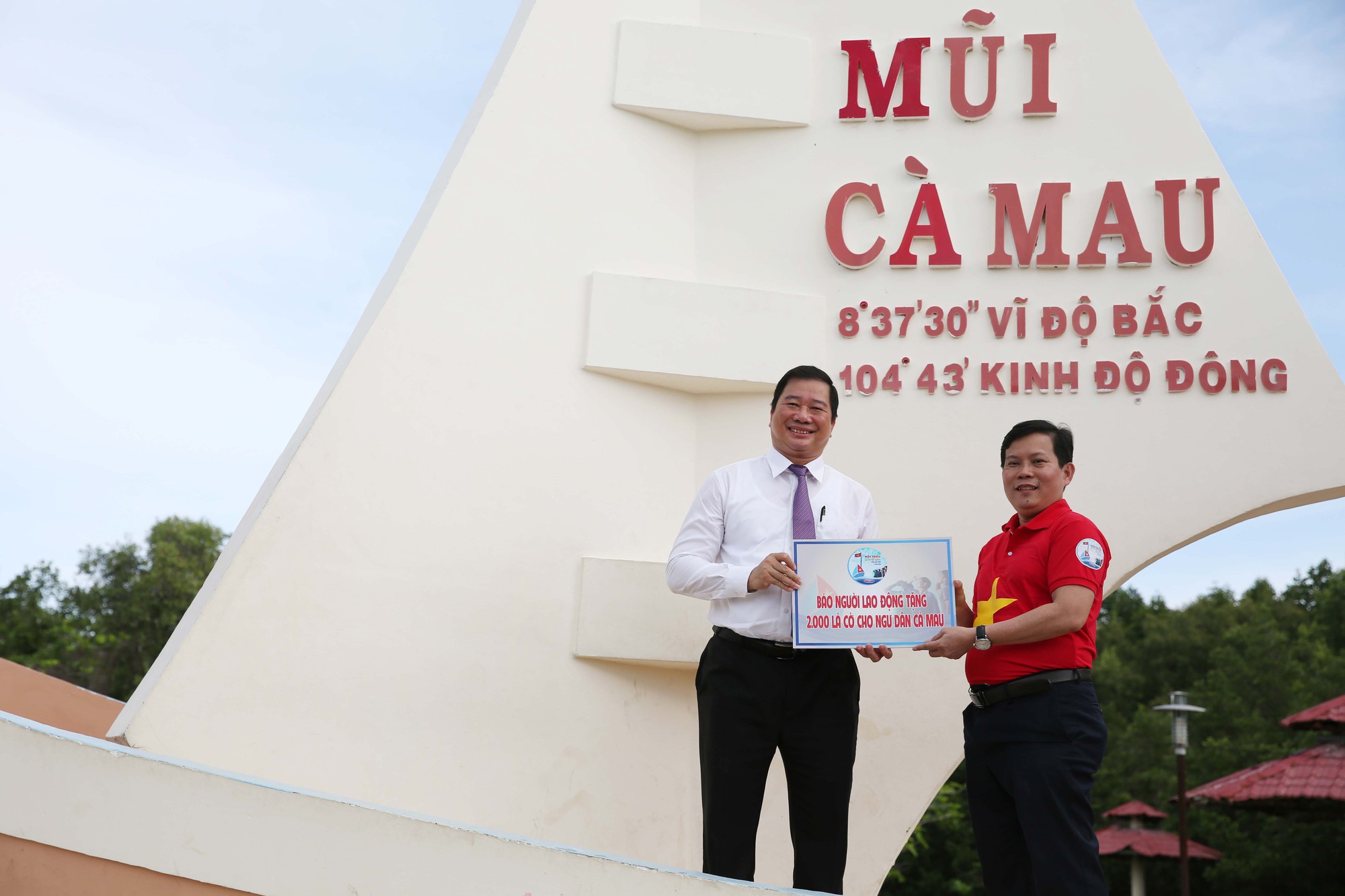 Sau Bạc Li&ecirc;u, cờ Tổ quốc tiếp tục đến tay ngư d&acirc;n v&ugrave;ng cực Nam Tổ quốc - Ảnh 12.