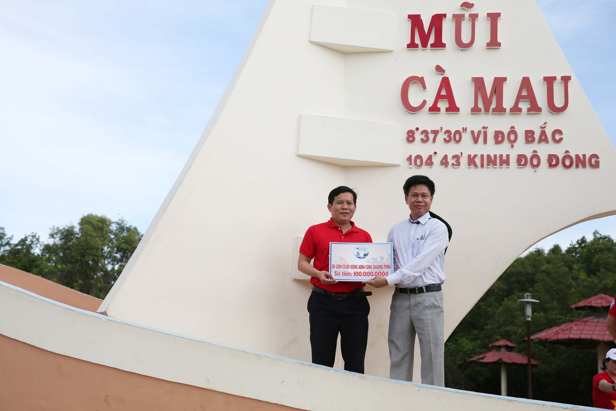 Sau Bạc Li&ecirc;u, cờ Tổ quốc tiếp tục đến tay ngư d&acirc;n v&ugrave;ng cực Nam Tổ quốc - Ảnh 14.