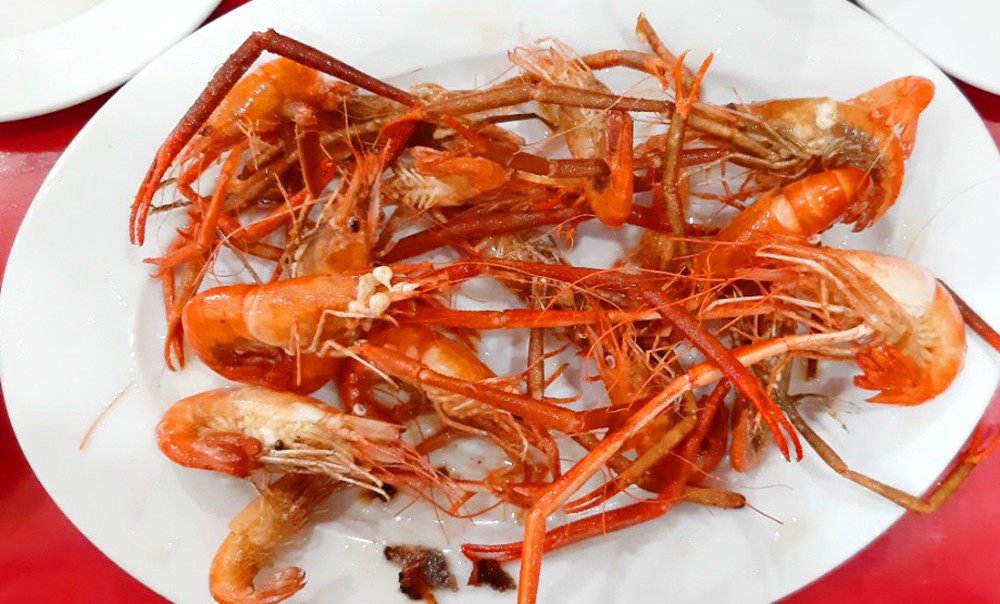 Ng&agrave;y trời mưa, nước đục, lao ra s&ocirc;ng Ba Chẽ bắt cả chục kg t&ocirc;m - Ảnh 1.