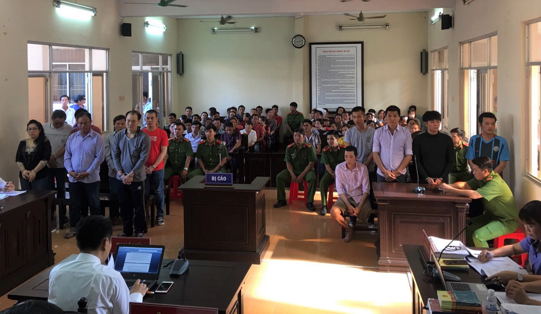 Giả danh c&aacute;n bộ c&ocirc;ng ty xổ số lừa đảo cả hội người m&ugrave; - Ảnh 1.