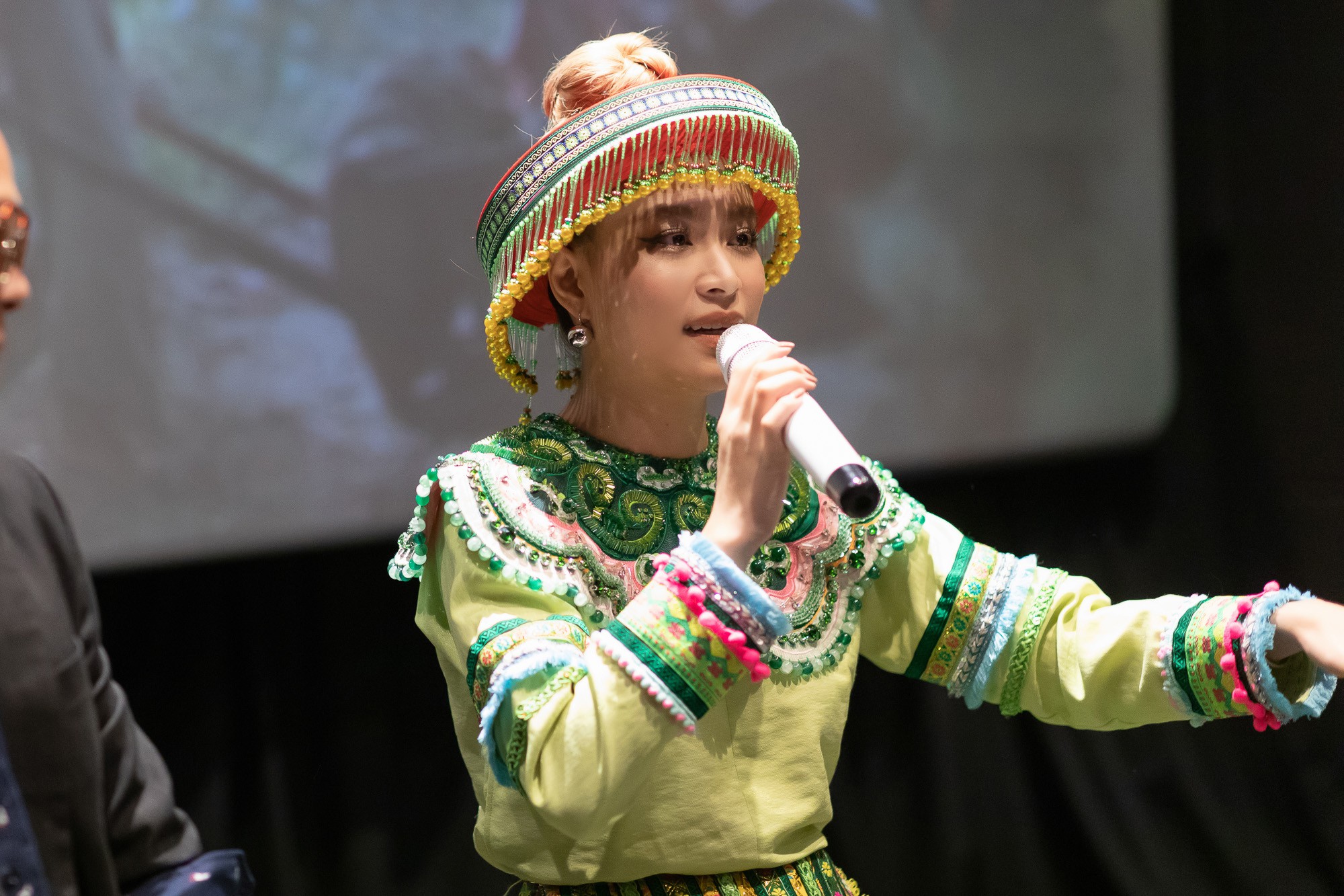 "Mị" Hoàng Thùy Linh không chờ A Phủ giải cứu