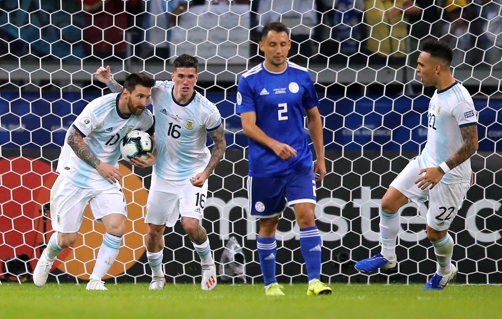 Messi ghi b&agrave;n, Argentina vẫn xếp ch&oacute;t bảng - Ảnh 5.