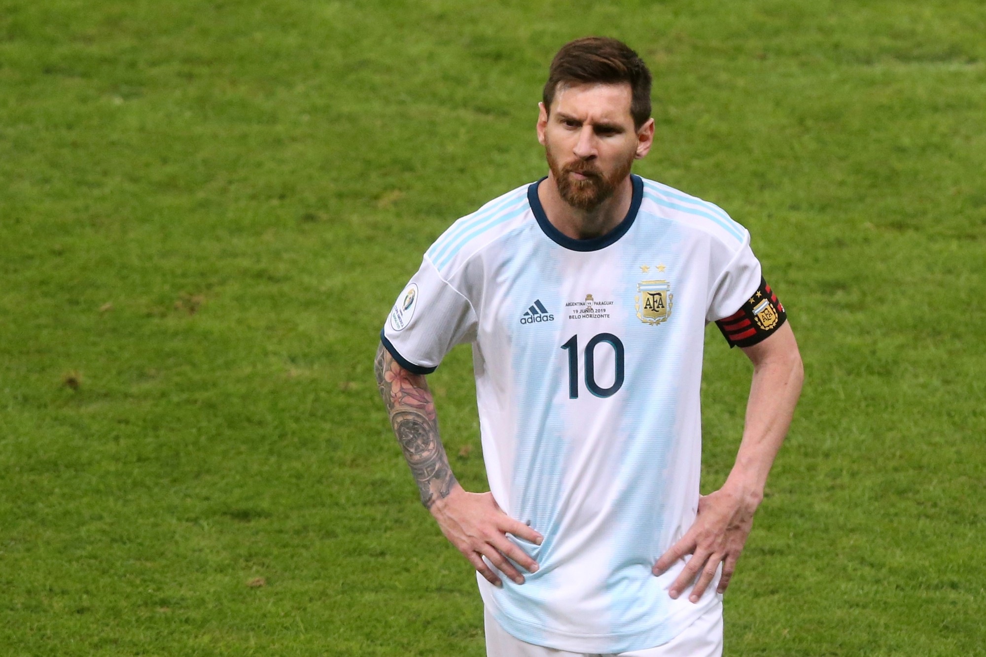 L&atilde;nh thẻ đỏ sau 14 năm, Messi nhận &aacute;n phạt như đ&ugrave;a hậu Copa America - Ảnh 5.
