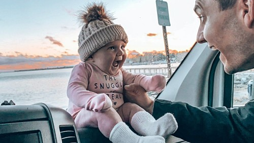 Em bé theo cha mẹ phượt khắp nước Mỹ từ hai tháng tuổi