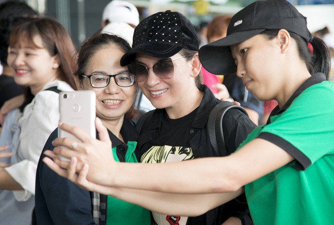 Phi Nhung đưa con nu&ocirc;i Hồ Văn Cường đi Mỹ lưu diễn - Ảnh 8.