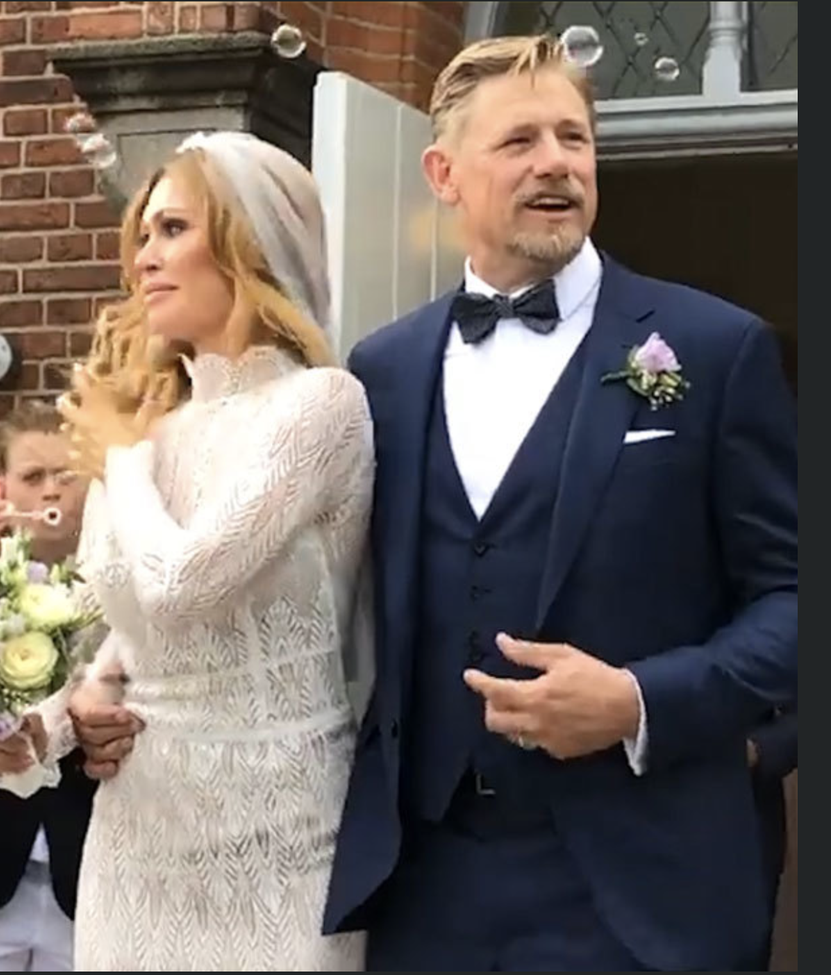 Huyền thoại sống Peter Schmeichel cưới cựu người mẫu Playboy - Ảnh 2.