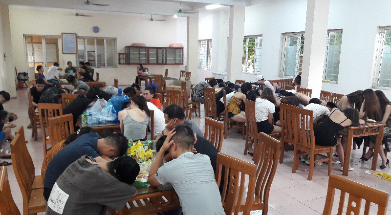 93 nam, nữ thanh ni&ecirc;n bay lắc quay cuồng trong qu&aacute;n karaoke B&oacute;ng ma - Ảnh 1.