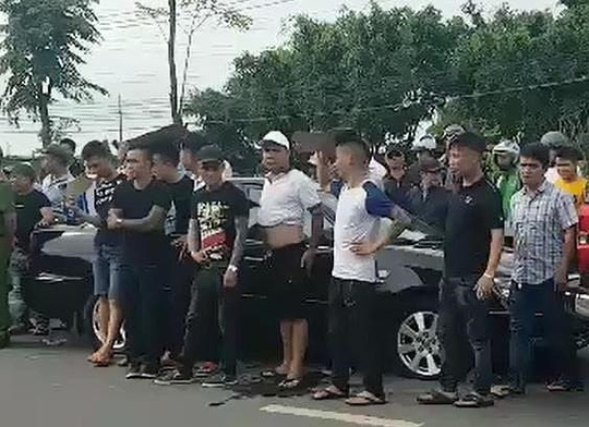 Giang hồ vây xe chở công an: Tạm đình chỉ công tác 2 trung tá cảnh sát