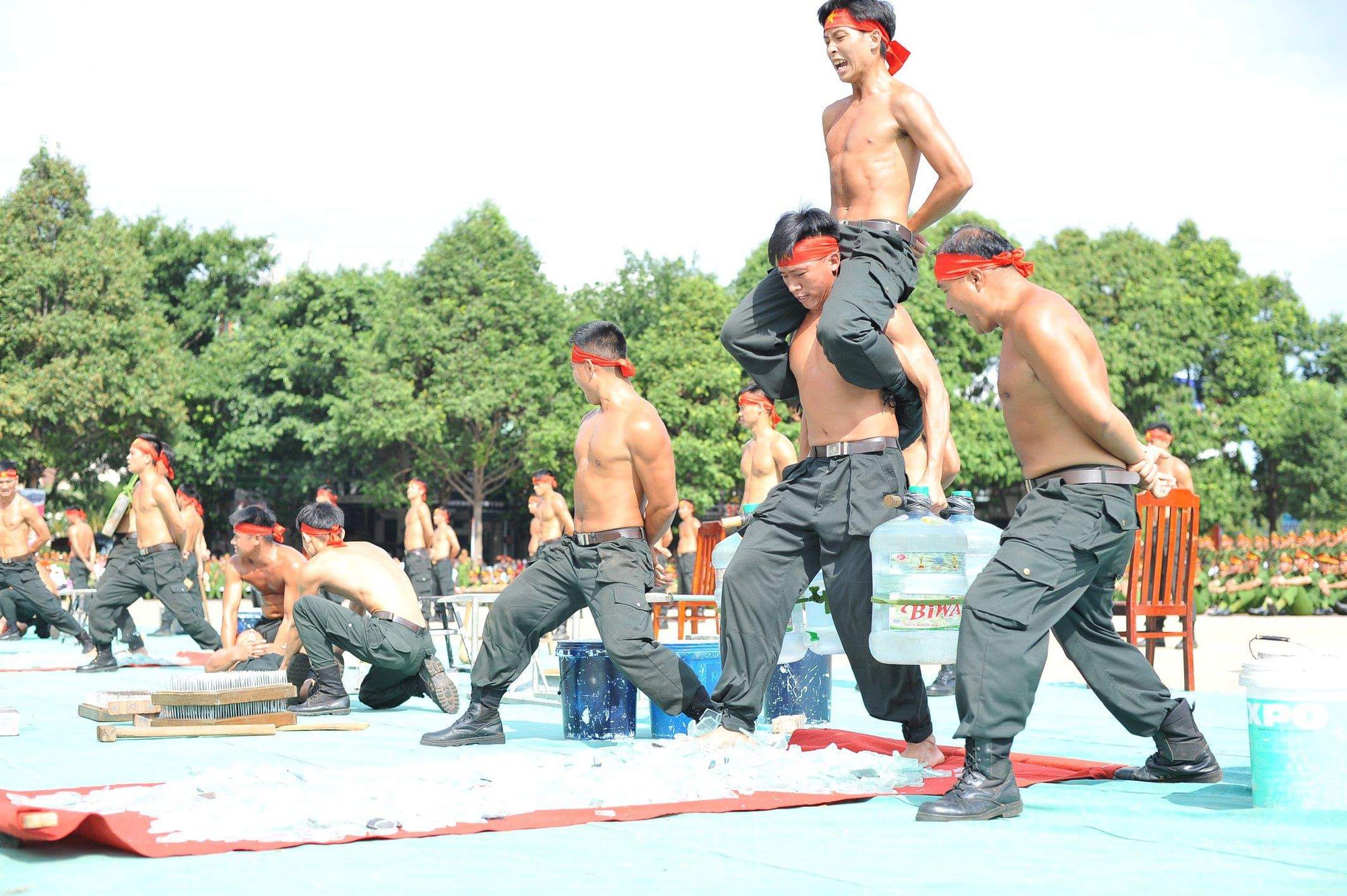 Mãn nhãn với các pha công an đi trên mảnh chai, nằm trên kiếm, đinh nhọn