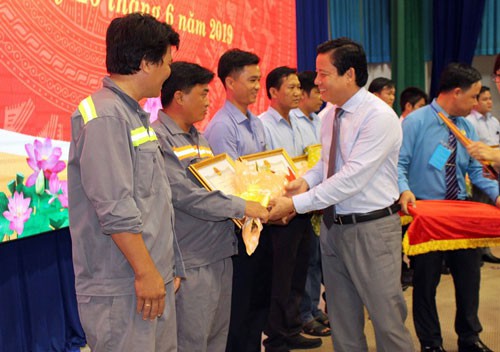 LONG AN: 400 công nhân, lao động nhận bằng khen