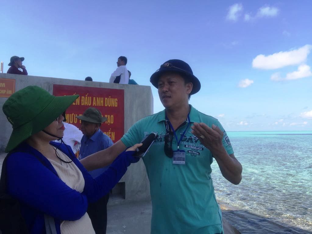 Cận cảnh nh&agrave; b&aacute;o t&aacute;c nghiệp ở Trường Sa - Ảnh 7.