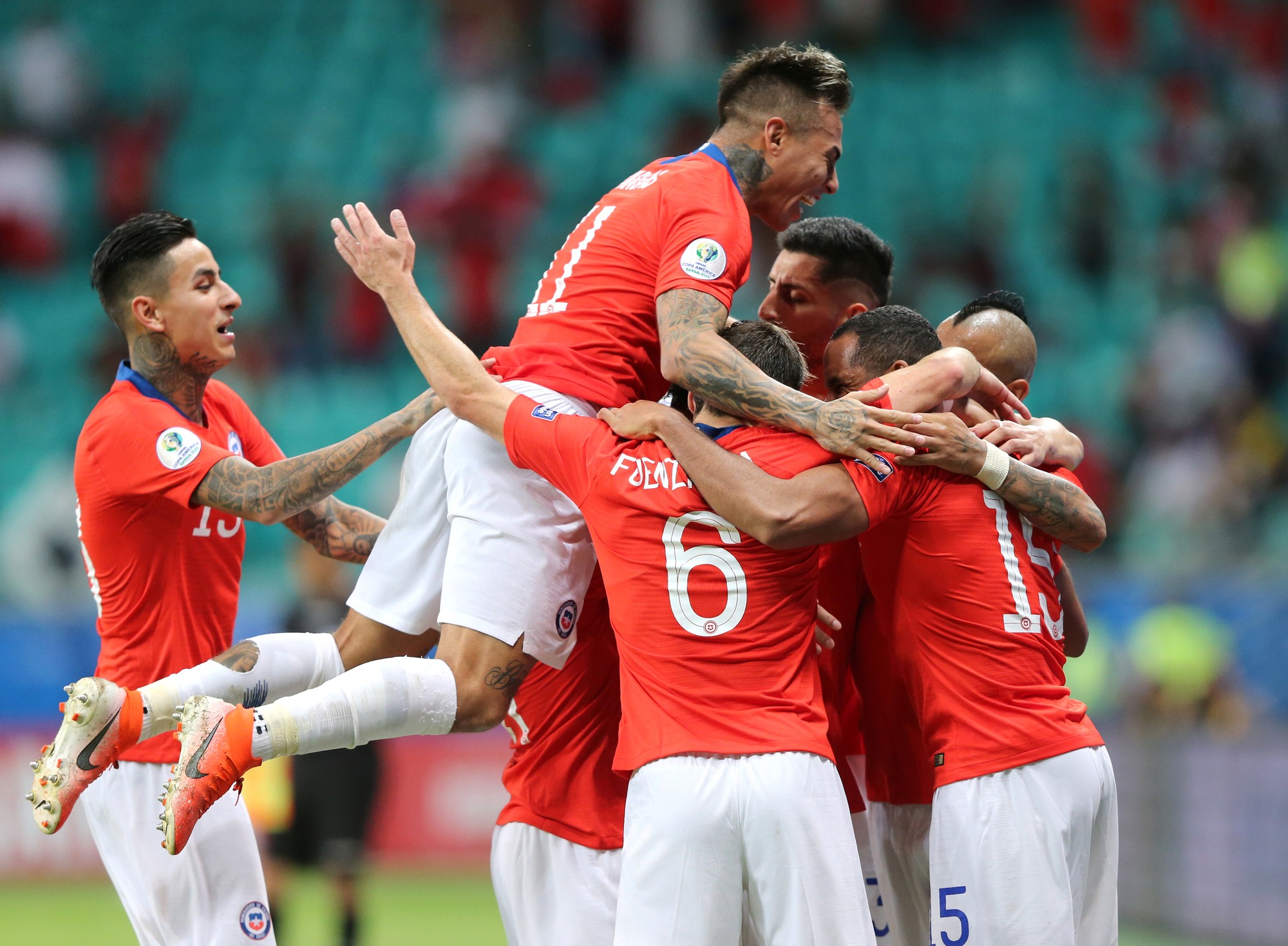 Sanchez lập siêu phẩm đưa Chile vào tứ kết Copa America