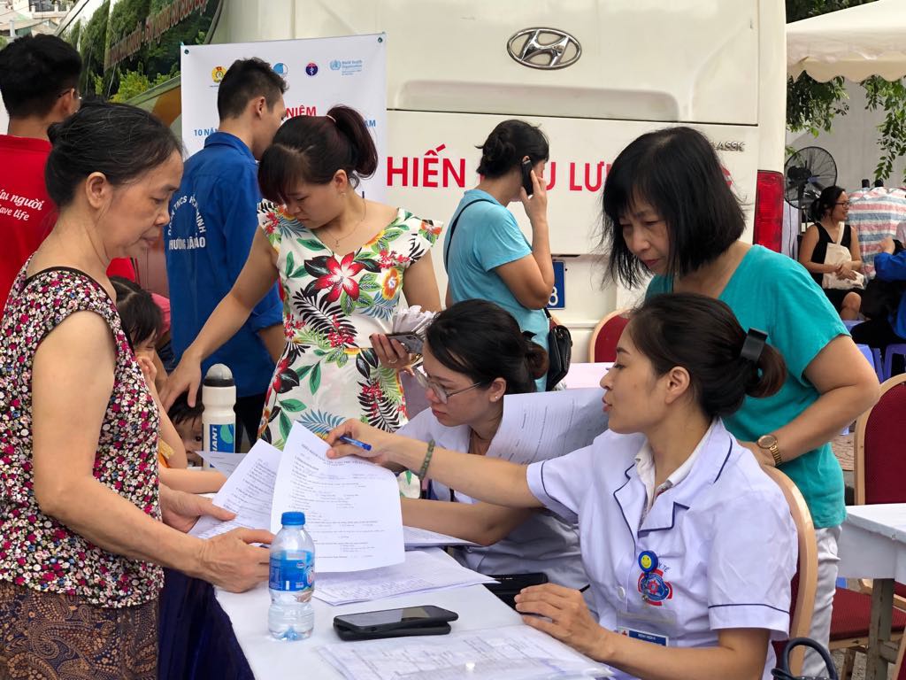 Clip: Ph&oacute; Thủ tướng Trương Ho&agrave; B&igrave;nh đi bộ c&ugrave;ng h&agrave;ng ng&agrave;n người d&acirc;n quanh Hồ Gươm - Ảnh 10.