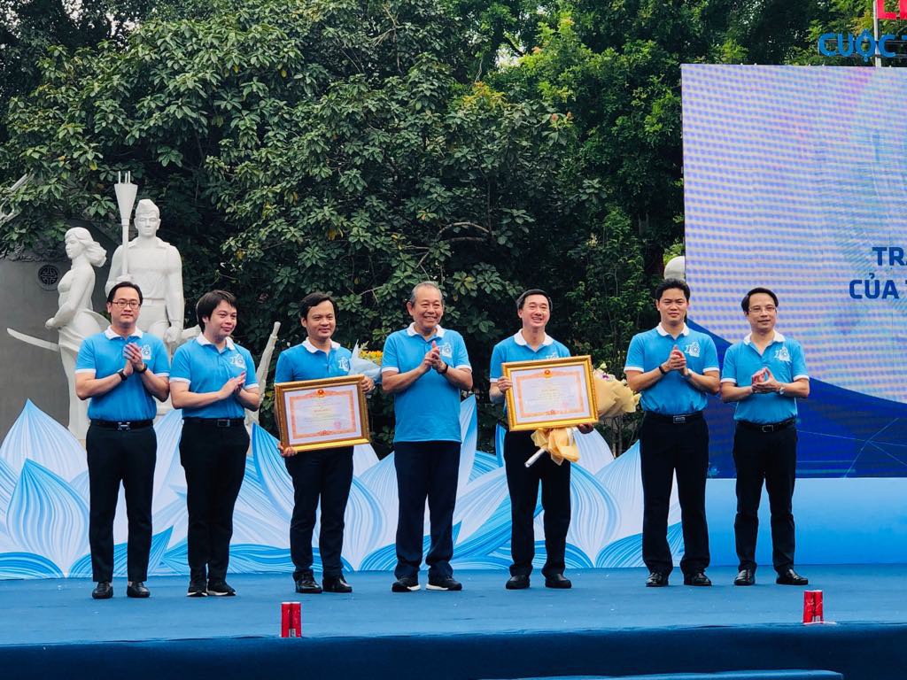 Clip: Ph&oacute; Thủ tướng Trương Ho&agrave; B&igrave;nh đi bộ c&ugrave;ng h&agrave;ng ng&agrave;n người d&acirc;n quanh Hồ Gươm - Ảnh 9.