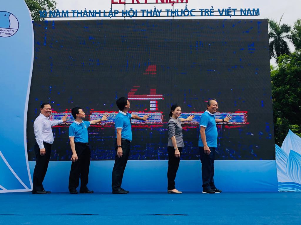 Clip: Ph&oacute; Thủ tướng Trương Ho&agrave; B&igrave;nh đi bộ c&ugrave;ng h&agrave;ng ng&agrave;n người d&acirc;n quanh Hồ Gươm - Ảnh 8.