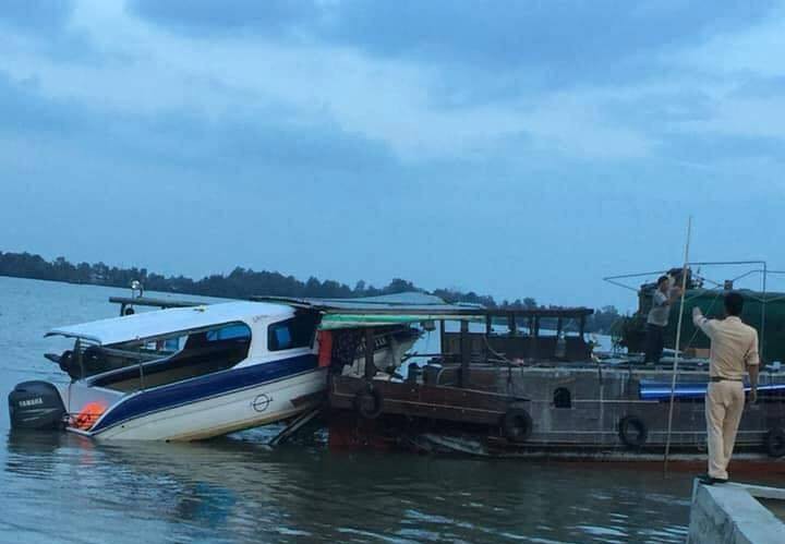 Kinh hoàng ca nô du lịch "bay" thẳng vào ghe tam bản, 3 người thương vong