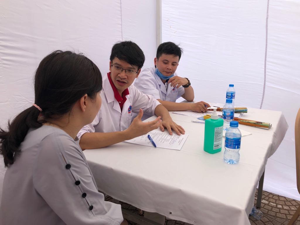 Clip: Ph&oacute; Thủ tướng Trương Ho&agrave; B&igrave;nh đi bộ c&ugrave;ng h&agrave;ng ng&agrave;n người d&acirc;n quanh Hồ Gươm - Ảnh 12.