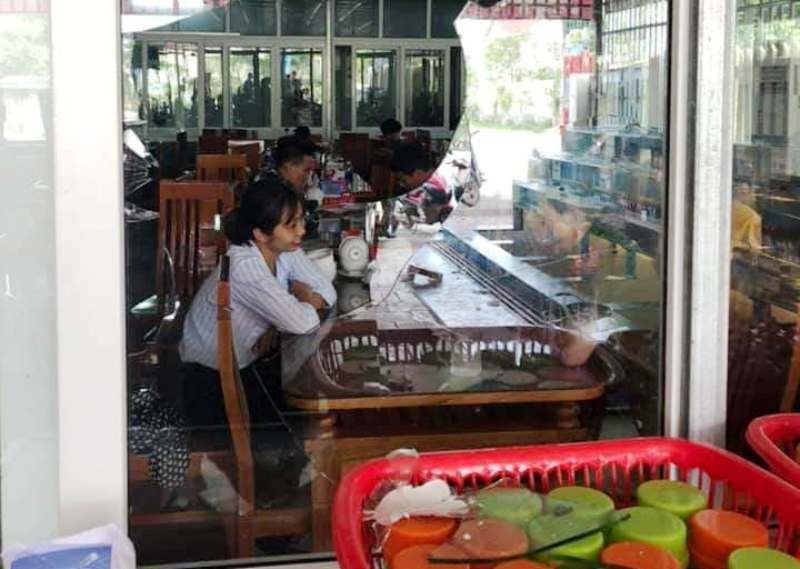 Huy động khẩn h&agrave;ng chục cảnh s&aacute;t tới biển Hải Tiến ngăn chặn x&ocirc; x&aacute;t - Ảnh 1.