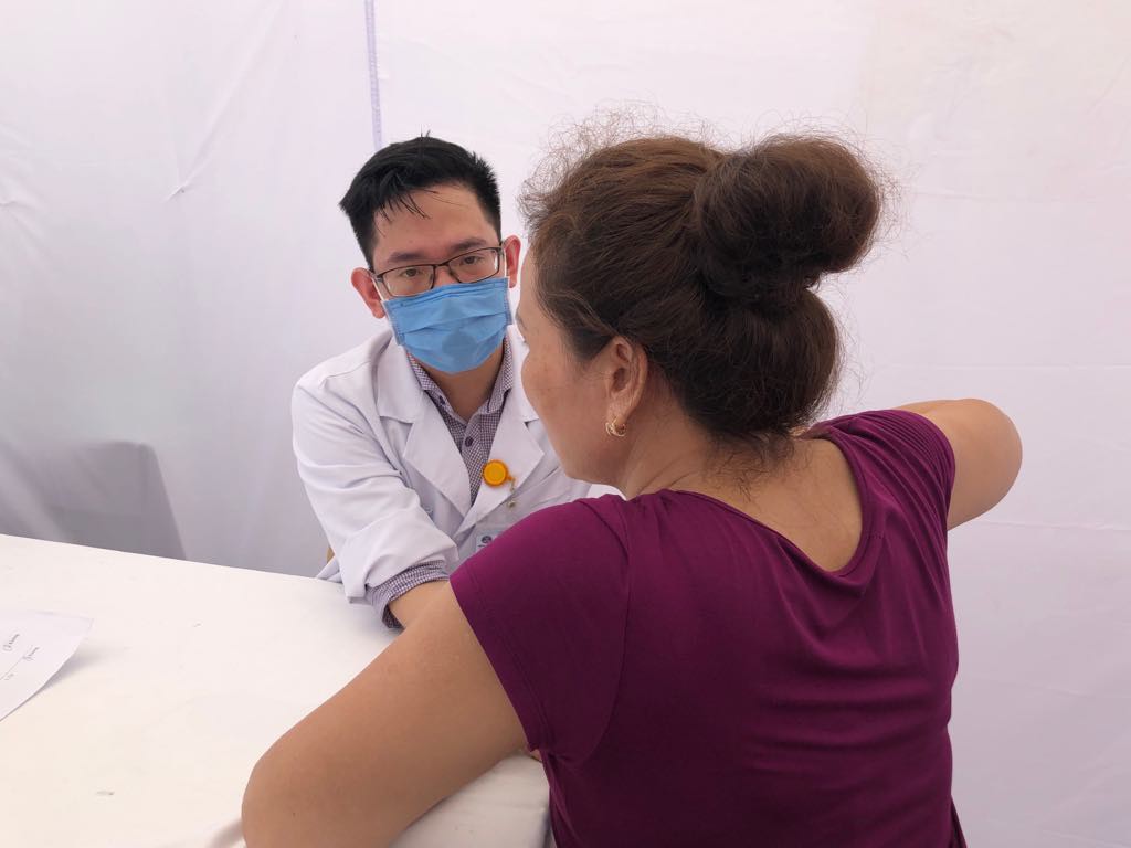 Clip: Ph&oacute; Thủ tướng Trương Ho&agrave; B&igrave;nh đi bộ c&ugrave;ng h&agrave;ng ng&agrave;n người d&acirc;n quanh Hồ Gươm - Ảnh 11.