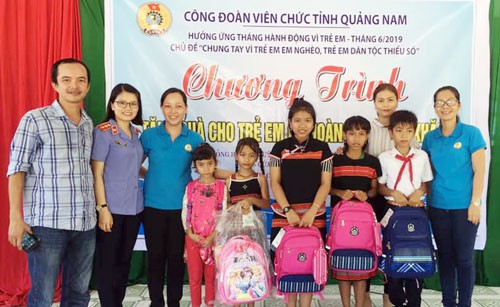QUẢNG NAM: Tặng quà cho trẻ em vùng cao - Ảnh 1.