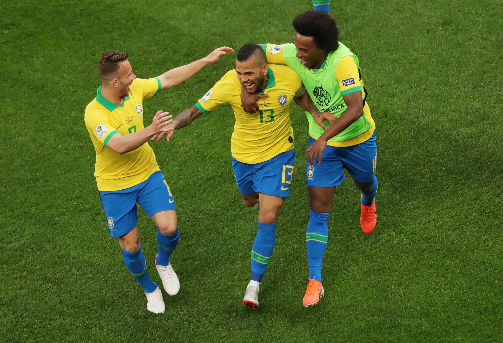 Đè bẹp Peru, Brazil ung dung đoạt vé tứ kết Copa America