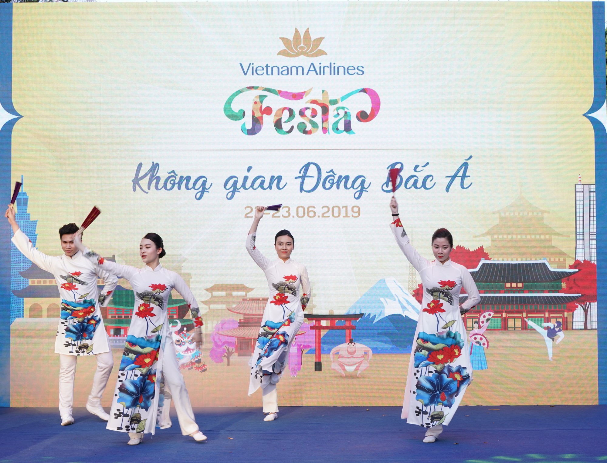 Video clip: Thử l&agrave;m phi c&ocirc;ng, tiếp vi&ecirc;n ở phố đi bộ Hồ Gươm - Ảnh 16.