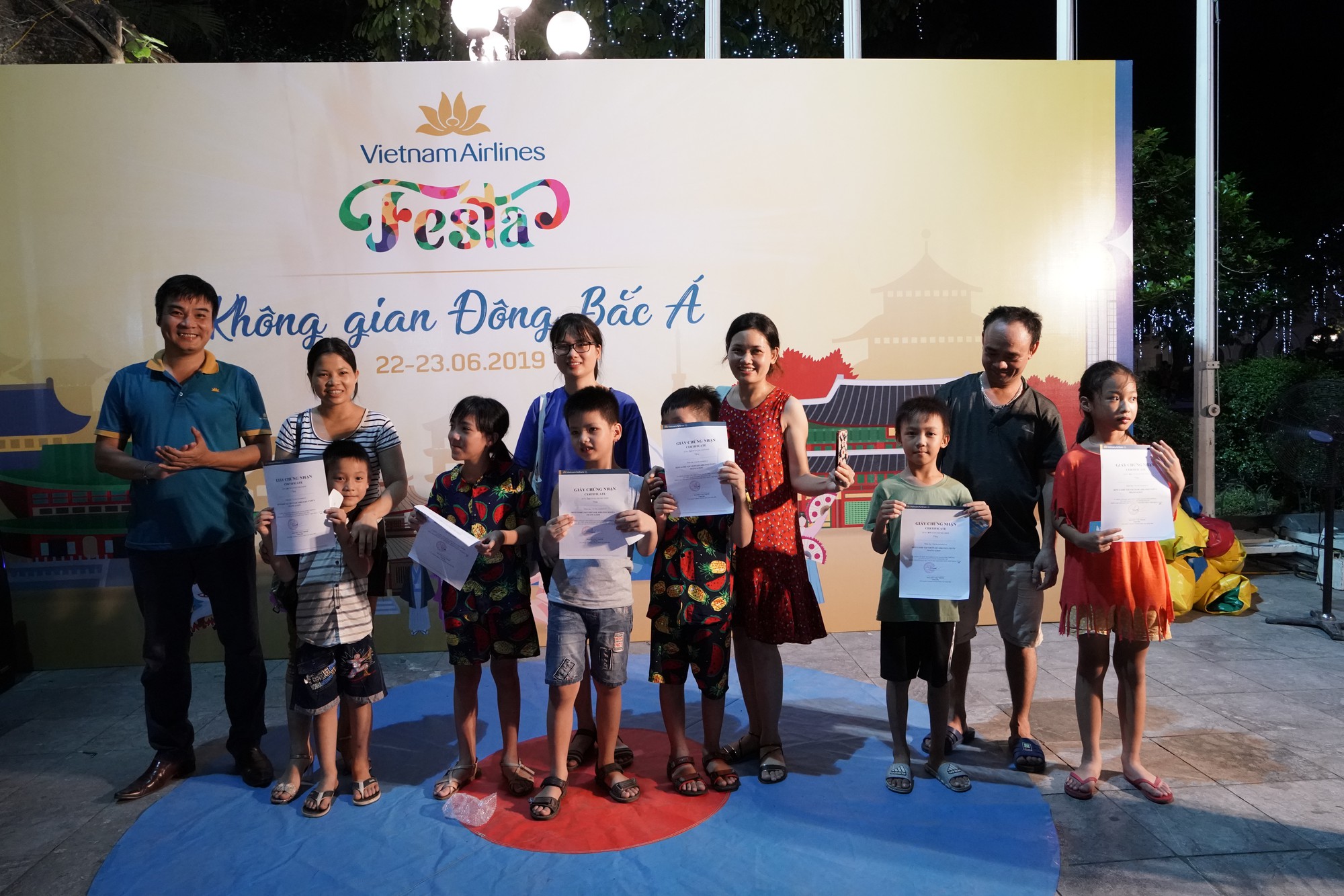 Video clip: Thử l&agrave;m phi c&ocirc;ng, tiếp vi&ecirc;n ở phố đi bộ Hồ Gươm - Ảnh 7.