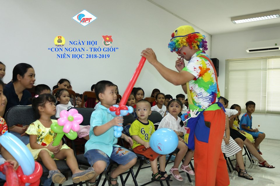 Con công nhân được thưởng thức sản phẩm do ba mẹ làm - Ảnh 2.