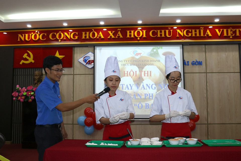 Con công nhân được thưởng thức sản phẩm do ba mẹ làm - Ảnh 4.