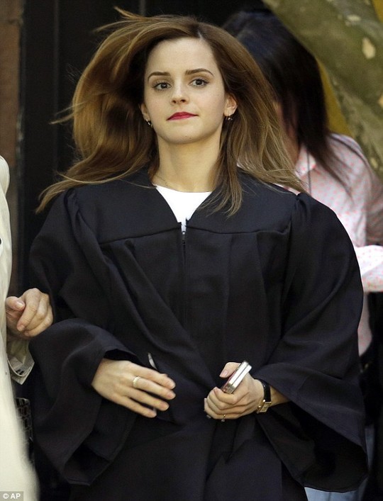 Ph&ugrave; thủy Emma Watson tặng s&aacute;ch cho sinh vi&ecirc;n - Ảnh 2.